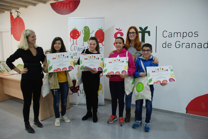 Los ganadores del I concurso Los cocinillas del ComeSano recogen sus premios 